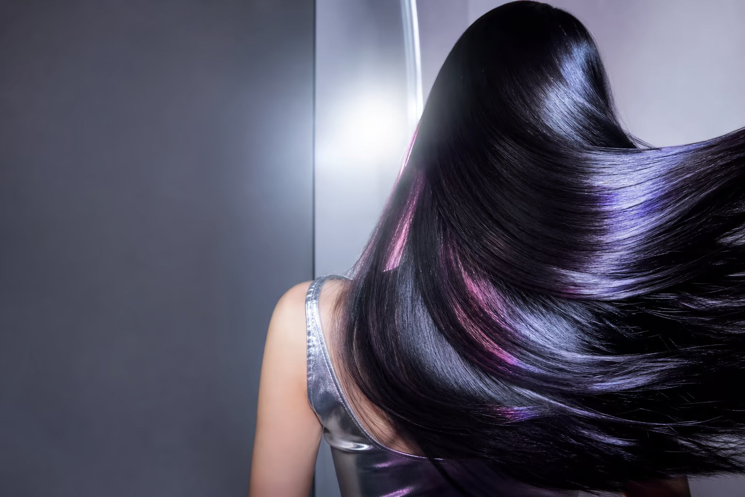Cheveux longs et brillants en mouvement sous un flash froid
